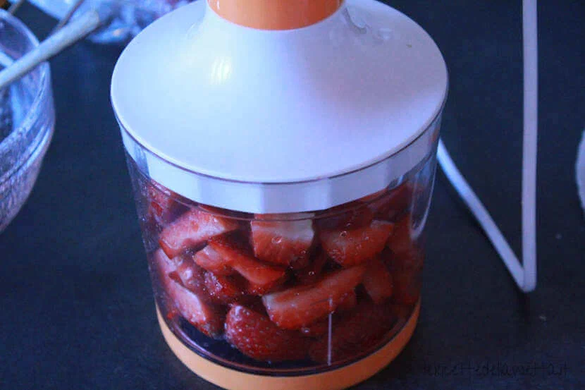 Bicchierini di yogurt e fragole