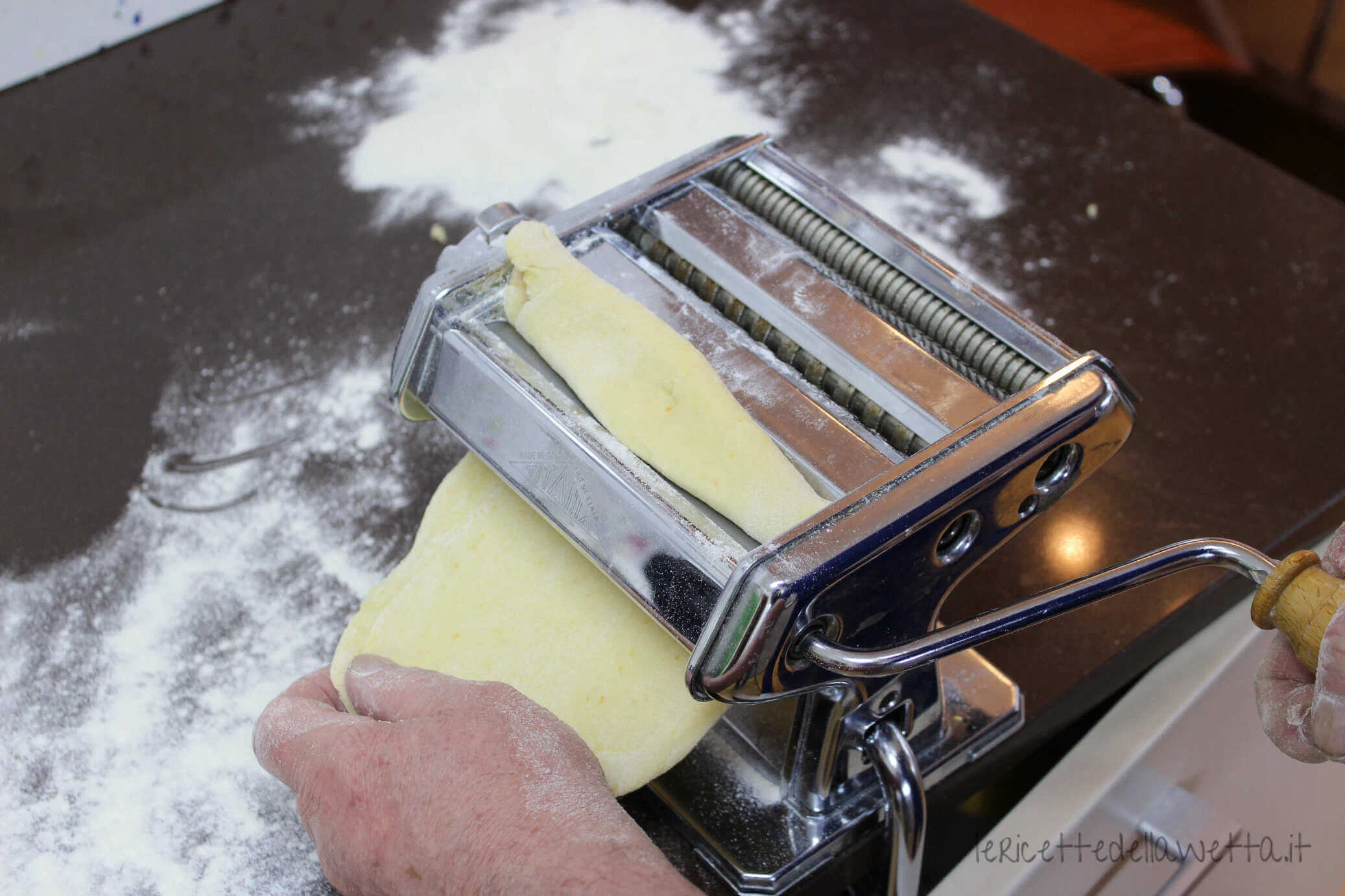 preparazione chiacchiere