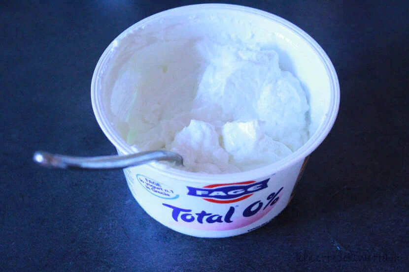 Bicchierini di yogurt e fragole