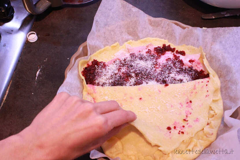 Torta salata con barbabietole