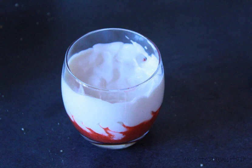 Bicchierini di yogurt e fragole