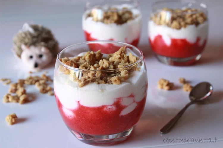 Bicchierini di yogurt e fragole